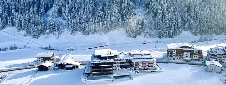 Tirolerhof von oben im Winter