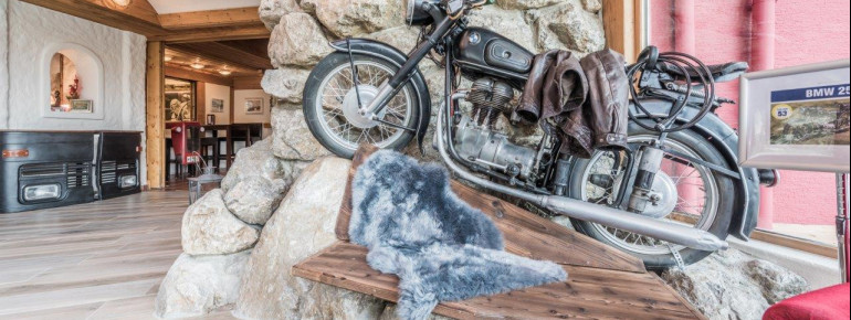 Oldtimer BMW Motorrad im Eingangsbereich