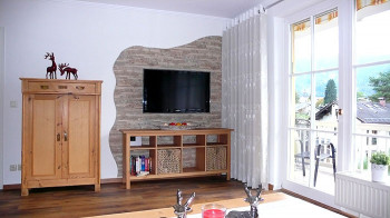 Großer Flachbild-TV im Wohnraum