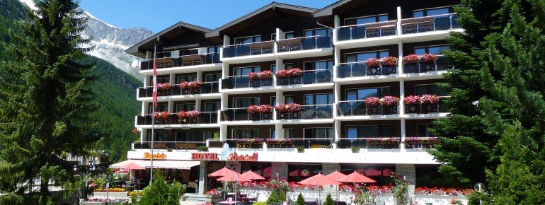 Hotelansicht im Sommer