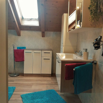 Schönes Bad mit Fenster u. FußbodenheizungDesignfußboden
