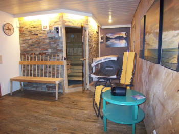 kleiner Wellnessbereich mit Sauna, Infrarot-Kabine und Solarium