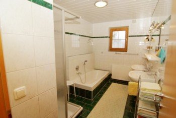 Badezimmer mit Badewanne, Dusche, Doppelwaschbecken, Fenster, Lüfter,WC separat