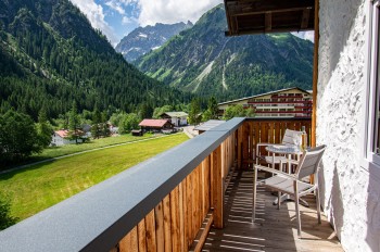 Blick vom Balkon ins Gemsteltal