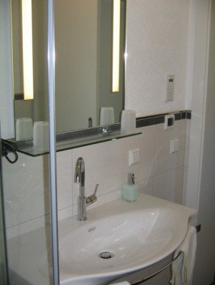 modernes Badezimmer mit Regendusche, Radio, Handtuchtrockner ...