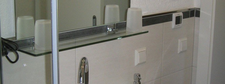 modernes Badezimmer mit Regendusche, Radio, Handtuchtrockner ...