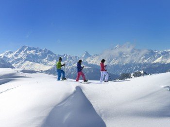 Skischuhlaufen mit Blick nach Matterhorn