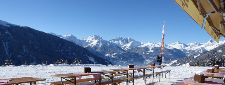 Genussvoll speisen mit einem einmaligen Panoramablick auf die Berge vom Rätikon und Verwall