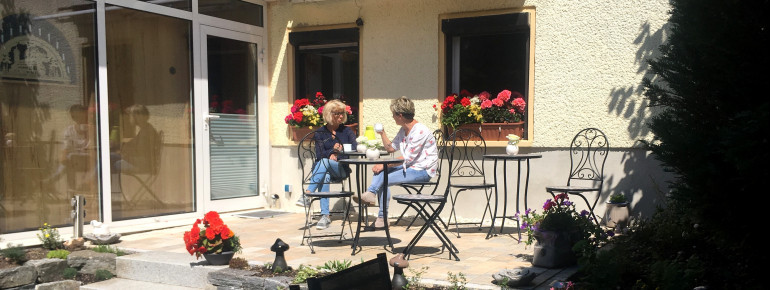 Die Frühstücksterasse im Garten der Pension Teuber