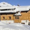 Das Hotel Garni Albona mitten im verschneiten St. Anton am Arlberg