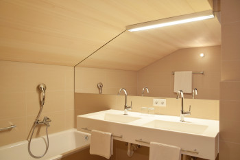 Frisch renoviertes Badezimmer für das größere Doppelzimmer im Alpenfluh 2
