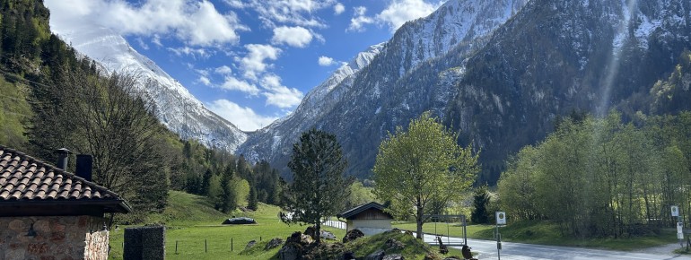 Die Pension Baranekhof liegt im Tal unterhalb des Kitzsteinhorns auf einer Höhe von 820 m.Die Stadt Kaprun ist 4,5 km entfernt. Der Zugang zum Haus ist auch in der Wintersaison bequem und einfach. Die Straße wird im Winter instand gehalten und Schneeketten sind nicht erforderlich.