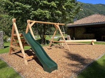 Rund um das Haus gibt es einen großen Garten mit Kinderattraktionen, Schaukel und Klettergerüsten. Im Haus gibt es eine Kinderecke mit Spielzeug für die Kleinsten.