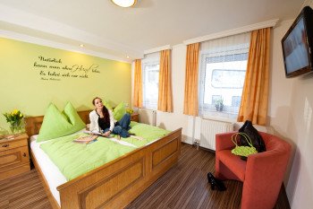 Unsere Doppelzimmer Verde, in den frischen Farben apfelgrün-orange, sind mit Big-Flat-Sat-TV und WLAN und natürlich mit Bad/Dusche/WC, mit Balkon ausgestattet.