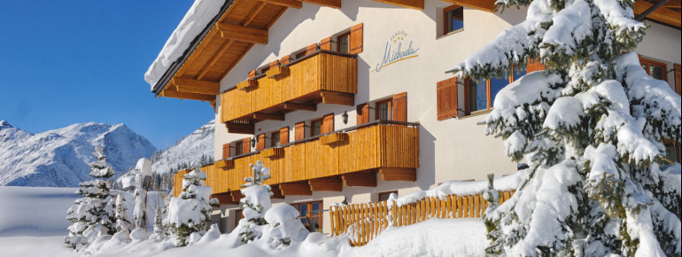 Pension Michaela 1.700m autofreiMitten im Schigebiet, ski in ski outDirekt am Schilift der Sie ins größte Schigebiet Österreichs bringt!