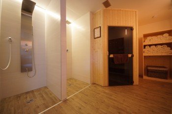 Finnische Sauna und Relaxduschen