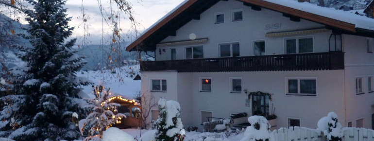 unser Haus mit weihnachtlicher Atmosphäre