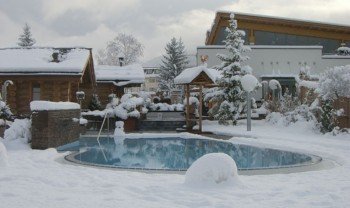 Sauna im Winter mit Schwimmbecken