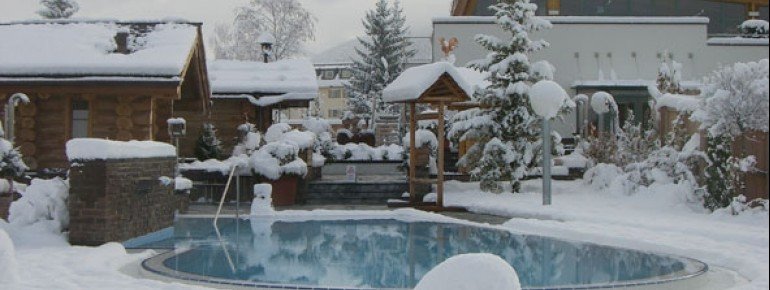 Sauna im Winter mit Schwimmbecken