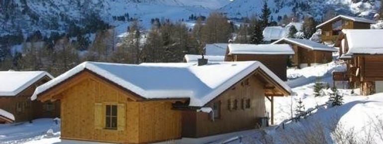 Blick auf Sauerlacher Hütte und Falkertspitz