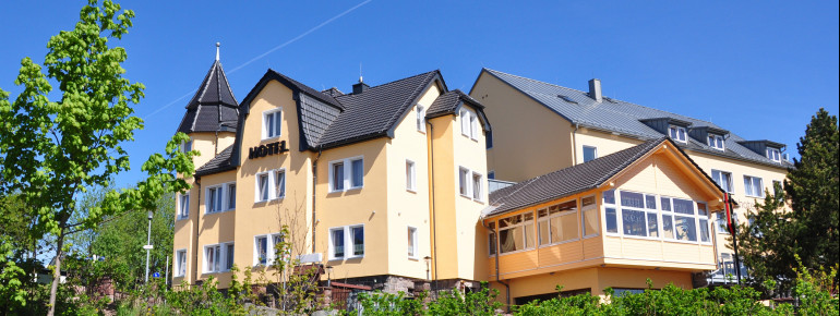 Schlossberghotel Oberhof, Ansicht von außen im Sommer