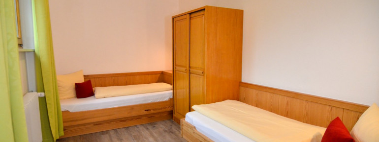 Schlafzimmer mit zwei Einzelbetten