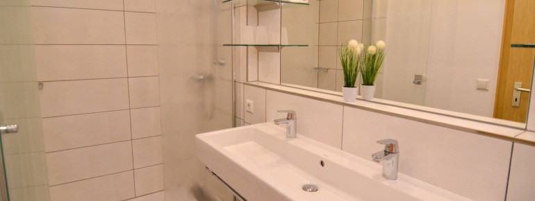 Badezimmer mit Doppelwaschbecken