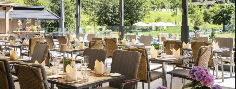 Überdachte Terrasse mit Gartenblick