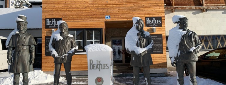 Die Beatles vor dem Haupteingang