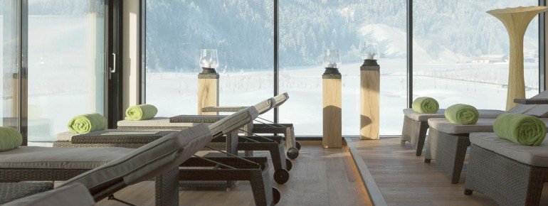 Vom Ruheraum aus genießen Gäste den Blick auf das winterliche Zillertal