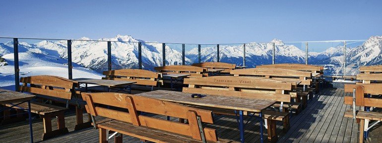 Terrasse am Panoramarestaurant der Gipfelhütte