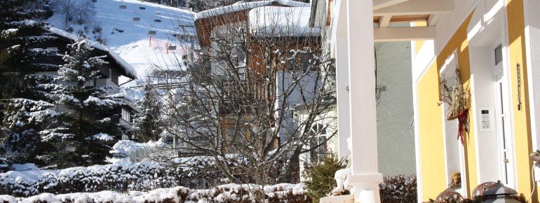 Eingang Villa mit Skilift im Hintergrund