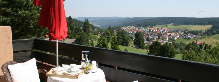 Balkon mit Panoramablick über Schonach