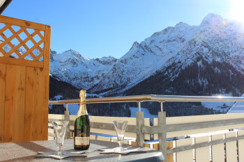 großzüger Balkon/ Terrasse mit herrlichem BergpanoramaSüdseite