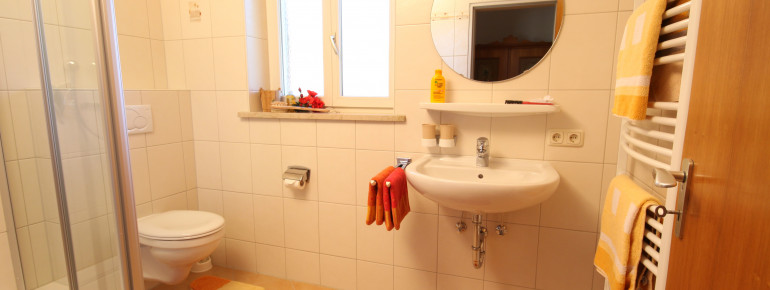 Badezimmer mit Fenster Dusche mit Airbrush