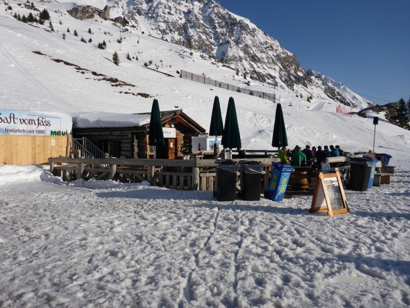 Perfect place for Après Ski: the bar Goldgräber at the gondola Rothornbahn!