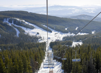 The Eagle Chair takes you to the highest point of the ski area at 2,123 meters.