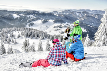The ski area is divided into two areas: easy slopes in the south, demanding ones in the north.