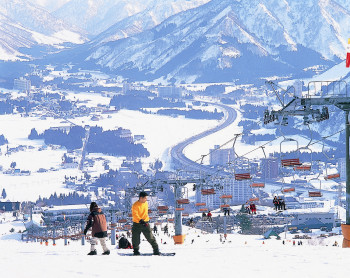 The Ishiuchi Maruyama ski and snowboard resort is one of the larger ski resorts in Japan and the Minamiuonuma region of Niigata.