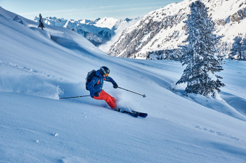 Ski tourers and freeriders can enjoy themselves in the deep snow off the pistes.