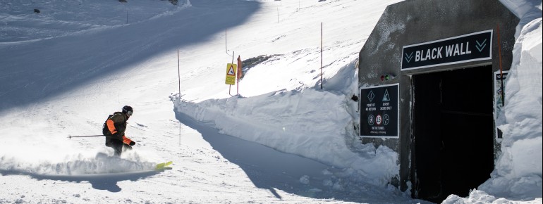 A 265-meter ski tunnel takes you to the Black Wall slope.
