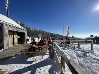At the mid-station of the gondola lift is the sunny terrace of the Gasthaus zum Überleben.