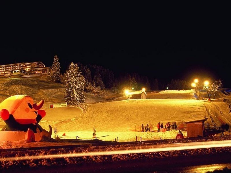 Monday and Wednesday the floodlights for skiers are switched on. On Saturday also for the tobogganists.