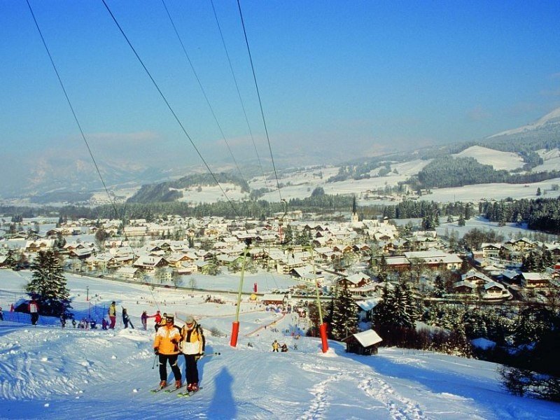 The lifts are located directly on the edge of the village of Fischen.