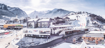The new entry in Kaprun: the Kaprun Center as the valley station of the Maiskogelbahn with ski depot, sports shop and rental station.