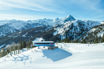Child-friendly lifts: In this ski resort you ride exclusively on comfortable chairlifts with flat exits, which can also be mastered by youngsters without any problems.