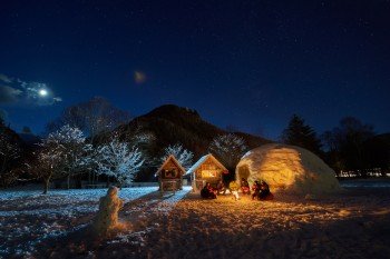 A cosy winter night by the fire in front of an igloo - what could be more romantic?