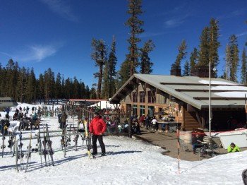 Mill Café's sun deck is perfect to enjoy the Californian sun during a long day on the slopes.