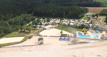 Monte Kaolino guarantees ski pleasure on hot summer days. The dune swimming pool offers some refreshment after the slope.