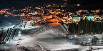 On the longest (2.2 kilometers) and widest floodlit slope in the Alps, you can ski in the evening.